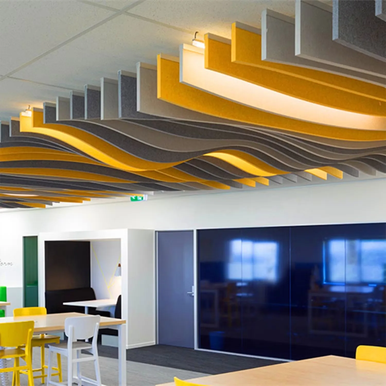 Baffles acoustiques suspendus dans un espace professionnel